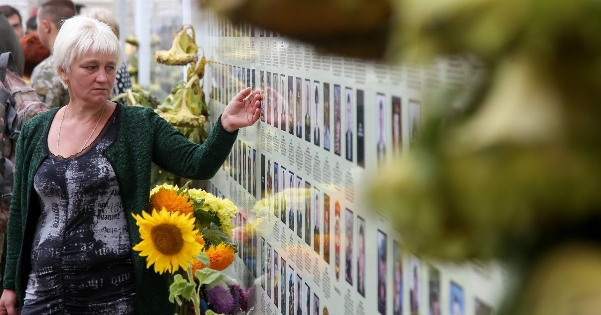 Сожженное чучело Путина и слезы матерей. Как в Украине почтили годовщину Иловайской трагедии