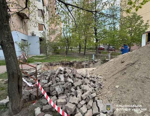 Яма з водою на Оболоні / © Поліція Києва