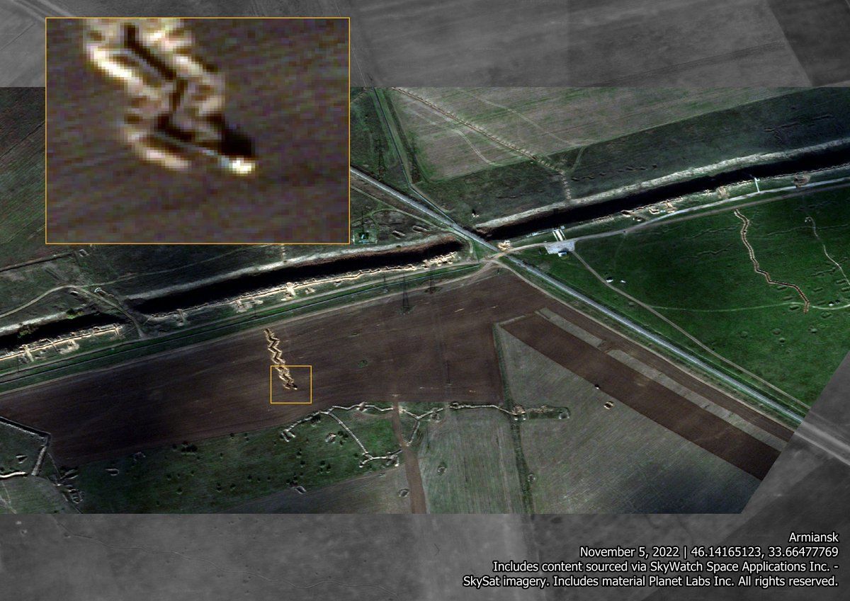 Россияне роют окопы на севере Крыма: опубликованы спутниковые фото