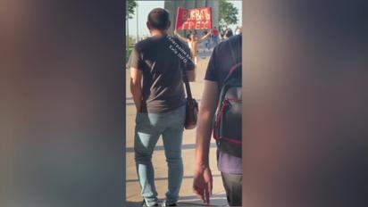 В Мариинском парке киевляне заметили обнаженного мужчину с плакатом "Воевать грех"