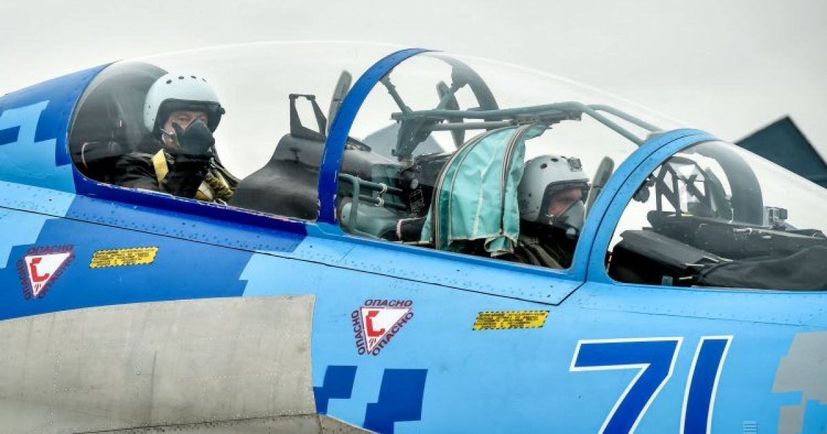 Порошенко у винищувачі Су-27. Президент України власноруч випробував відремонтований літак над "Міжнародним аеропортом Запоріжжя" під час робочого візиту у Запорізьку область. / © УНІАН