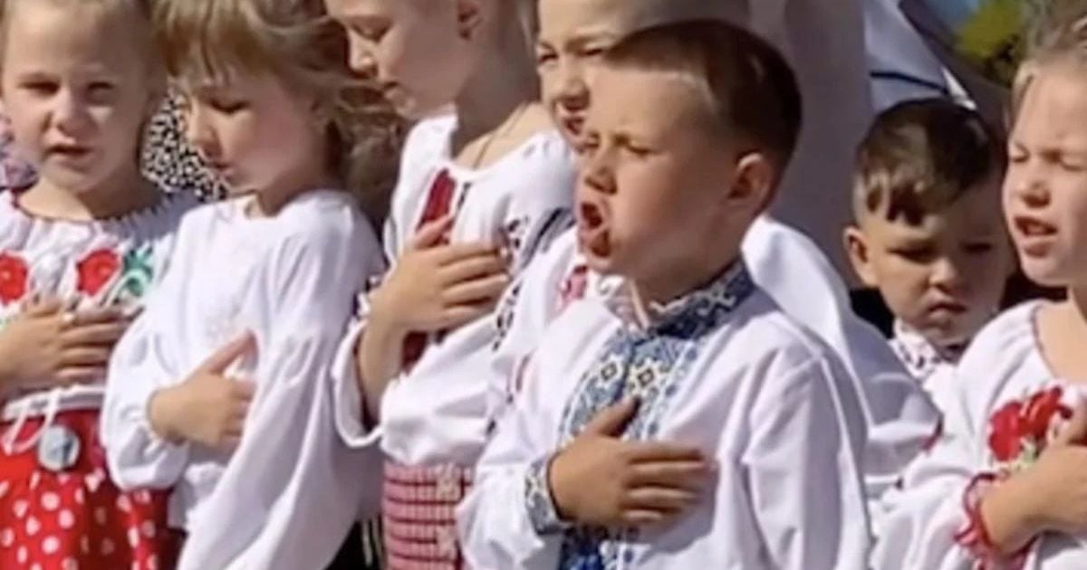 Хлопчик зворушливо співає гімн України