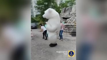 В Мариуполе люди празднуют Дни рождения среди руин собственных домов