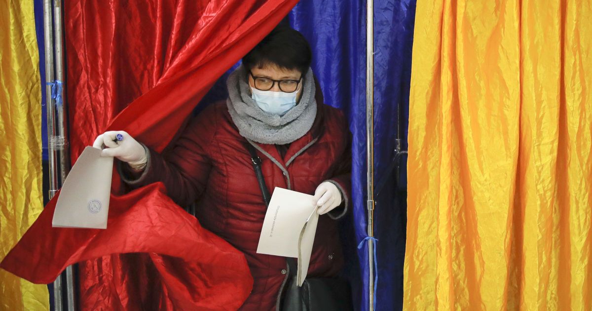 Найнижча за 30 років явка та неочікувані результати: що відомо про парламентські вибори в Румунії