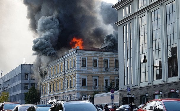 Російський дрон уразив будівлю Національної академії наук у центрі Києва / © Getty Images