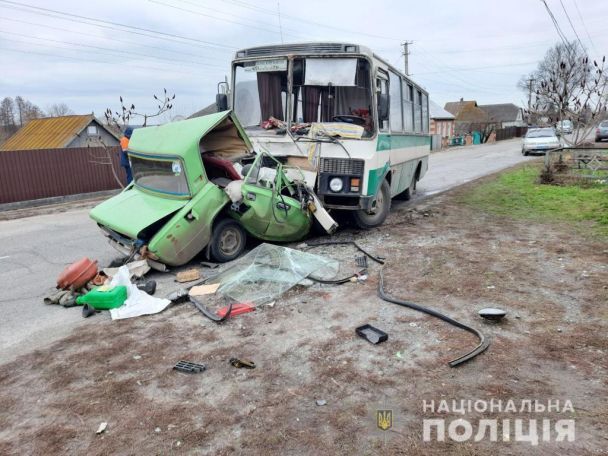 В Харьковской области автобус раздавил автомобиль, фото 2