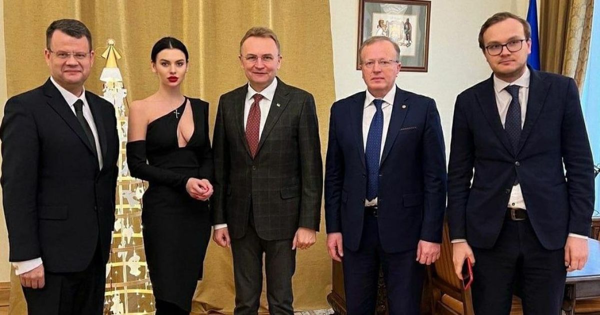 Незнайомка у міськраді Львова, яка шокувала відвертим вбранням на прийманні заступника міністра: хто вона