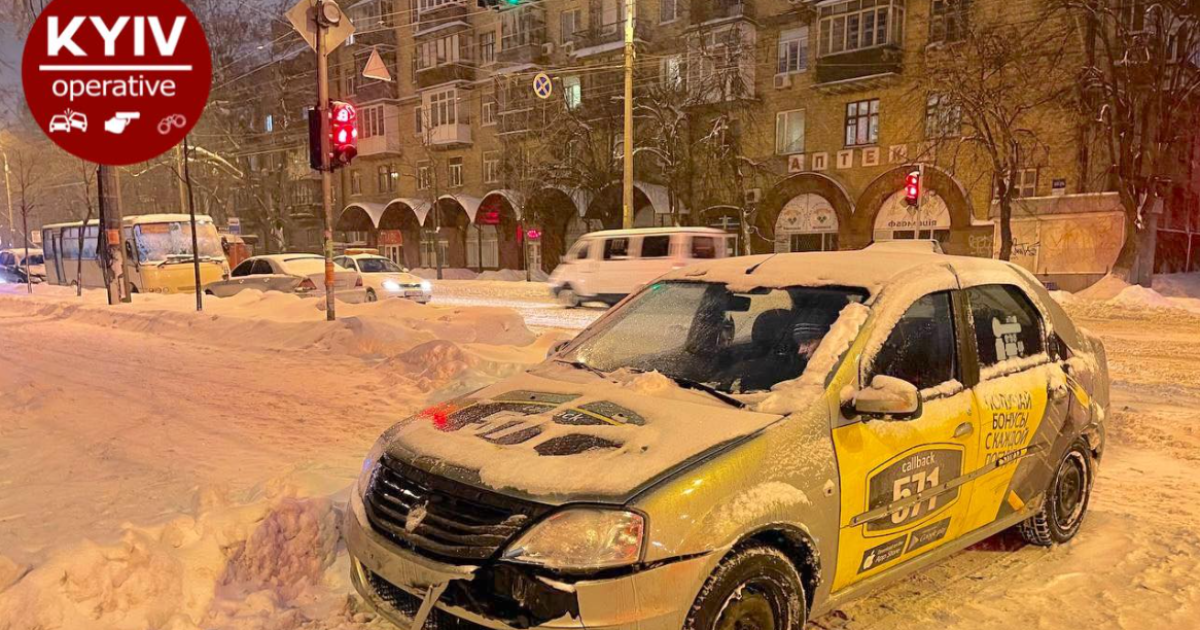 У Києві п'яний таксист на побитій автівці влетів у Mercedes та в автобус