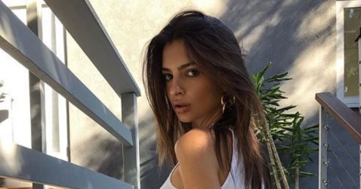 Розкута Емілі Ратаковскі у найвідвертішому бікіні продемонструвала свої форми