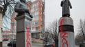 "Они поневолили государство": в Полтаве описали красной краской памятники советским деятелям (фото)