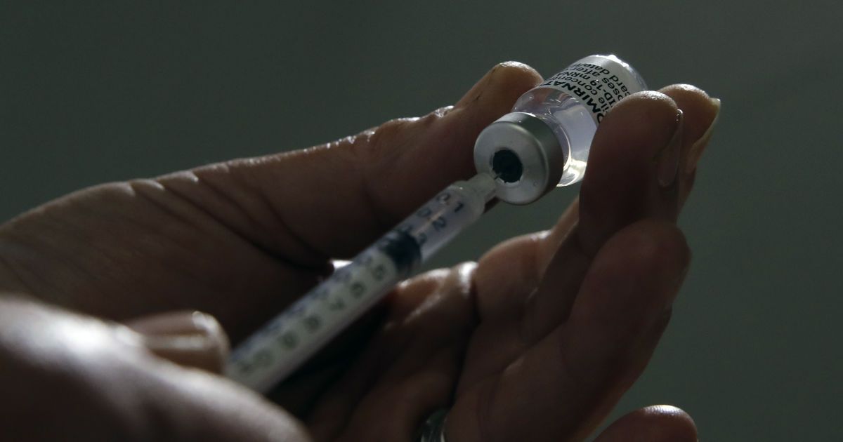 Як хворіють COVID-19 щеплені однією та двома дозами вакцини: науковці пояснили різницю
