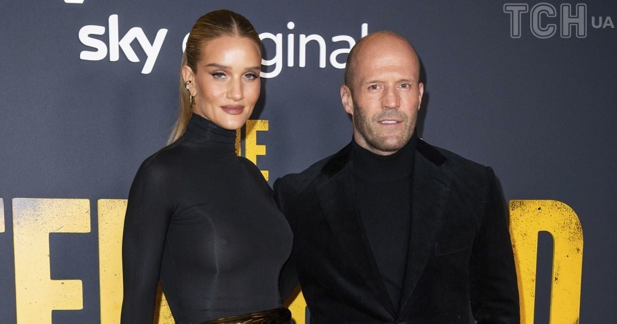 In a black dress and with gold jewelry: Rosie Huntington-Whiteley went ...