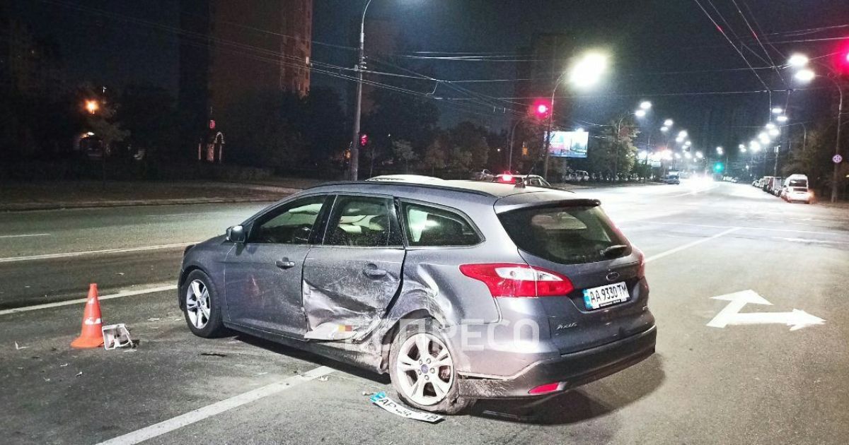 У Києві Hyundai виїхав на зустрічну та протаранив Ford: водій втік з місця ДТП