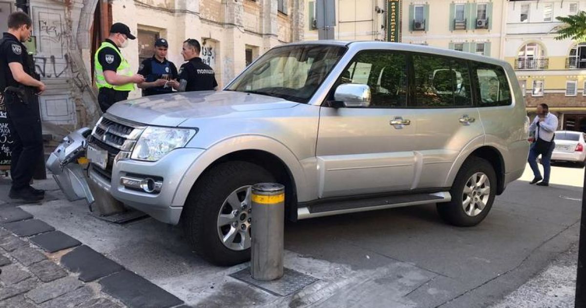 У Києві п'яний чоловік викрав автомобіль іноземного посла та потрапив на ньому в ДТП