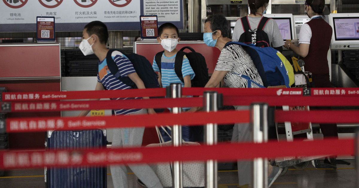 Спалах коронавірусу в Китаї: у Пекіні скасували майже 70% авіарейсів