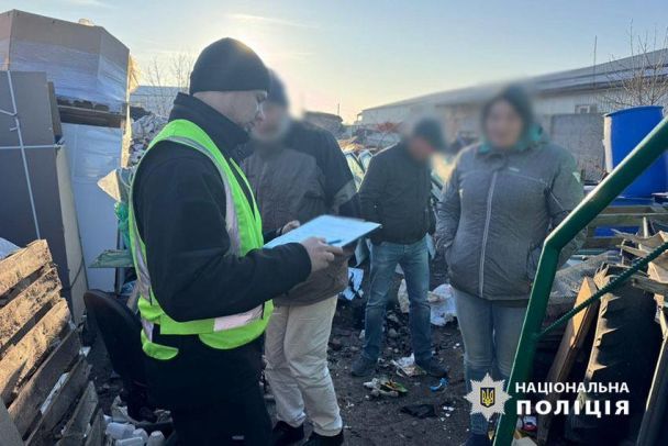 Незаконные свалки опасных отходов на Киевщине / Фото: Полиция Киева / Facebook / © Полиция Киева / Facebook