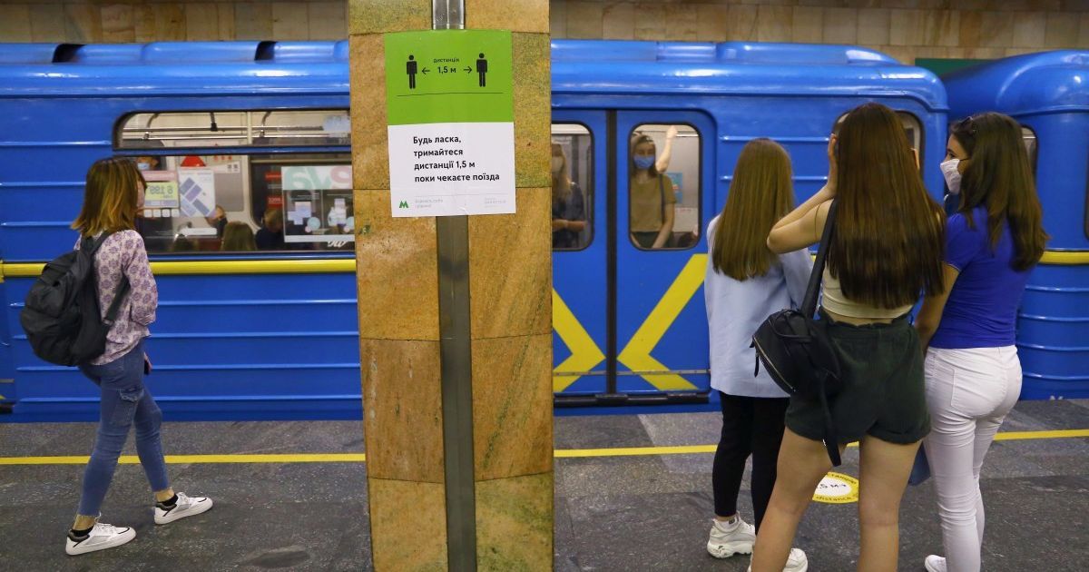 В Киеве под поезд попал зацепер — метро работает ограниченно