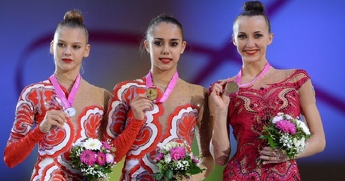 Гимнастки во время награждения