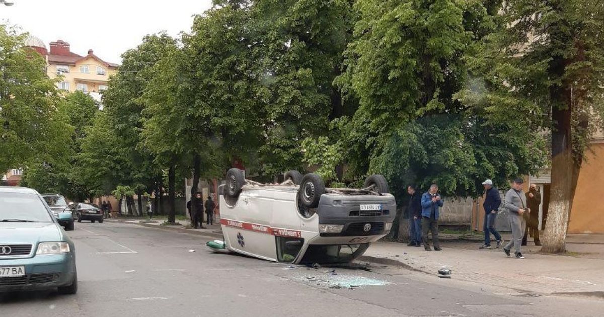 В Ивано-Франковске в результате ДТП перевернулась скорая
