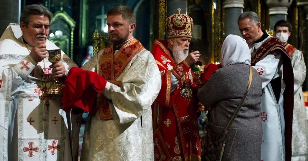 В Пасхальную ночь патриарх Филарет давал верующим целовать Библию и причащал из одной ложки
