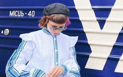 Зі знаменитими синіми смужками та лого: український бренд створив вбрання у стилі "Укрзалізниці"