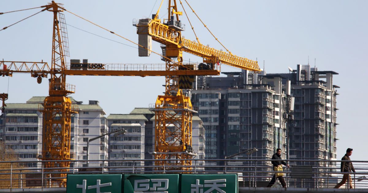 В Китае на здание обрушился 100-тонный кран, есть жертвы