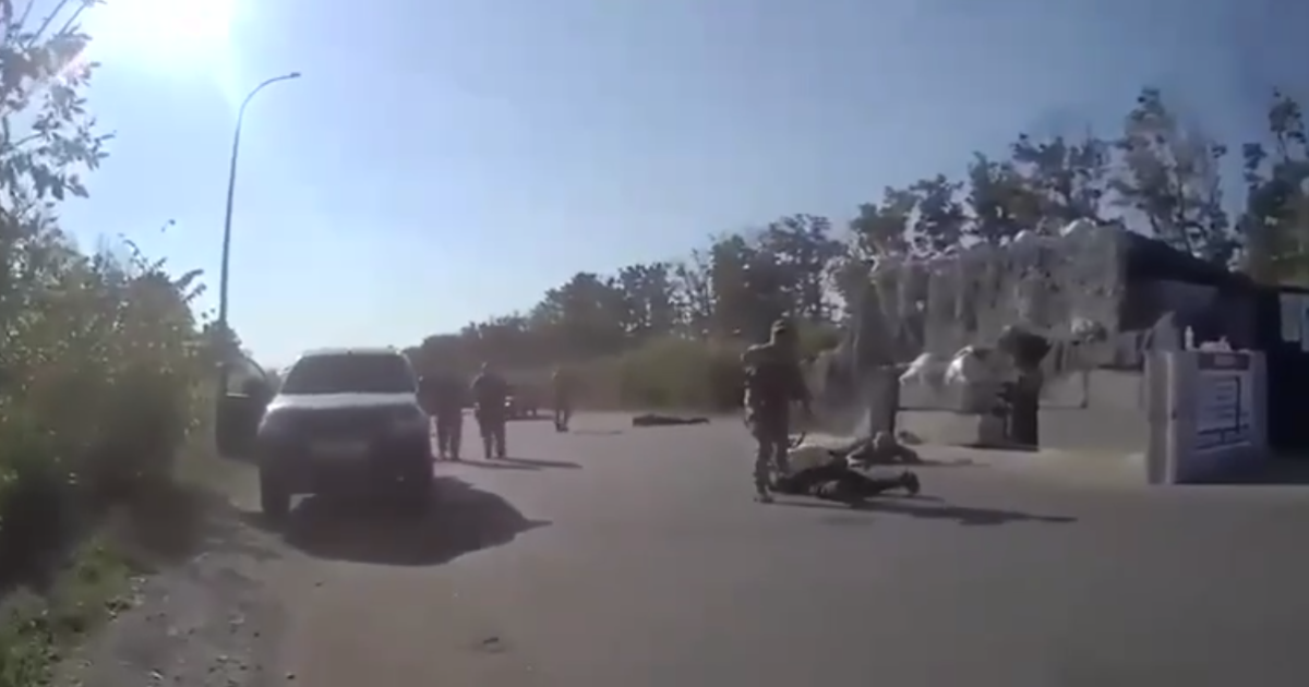 Скриншот з опублікованого у Мережі відео, де невідомі у формі напали на правоохоронців