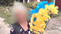 Одна із фастівчанок із квітами з могили військового