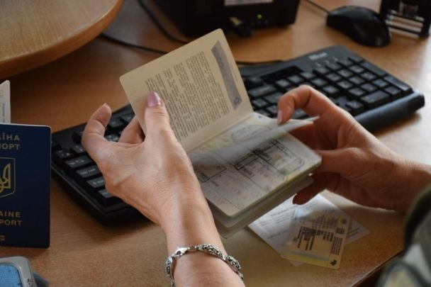 Выезд за границу мужчинам 18–22 лет: какие документы нужны и кого точно не выпустят