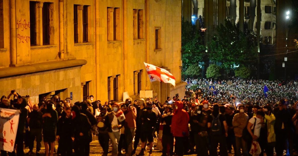 У Грузії продовжуються протести біля парламенту
