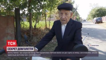 Ездит на мопеде, делает вино и селфится: столетний дедушка поделился секретами долголетия