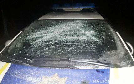 У Рівненській області домашній тиран відбивався від копів залізною трубою та трощив службове авто