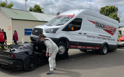 "Заїхав" під вантажівку: в Австралії водій розбив спорткар у першій поїздці після купівлі