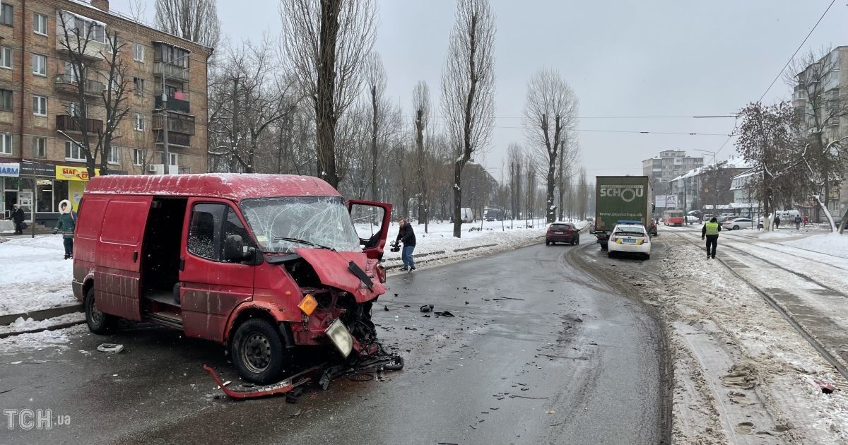 У Києві водій мікроавтобуса здійснив ДТП, яка здивувала навіть поліцію
