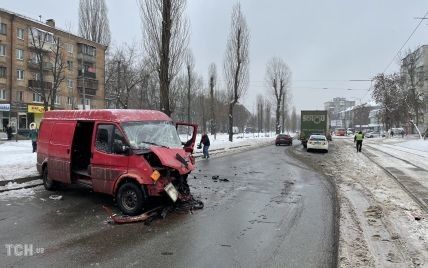 В Киеве водитель микроавтобуса совершил ДТП, которое удивило даже полицию