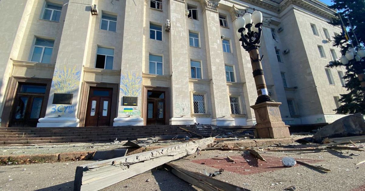 Росіяни обстріляли будівлю Херсонської ОВА: є руйнування (фото)