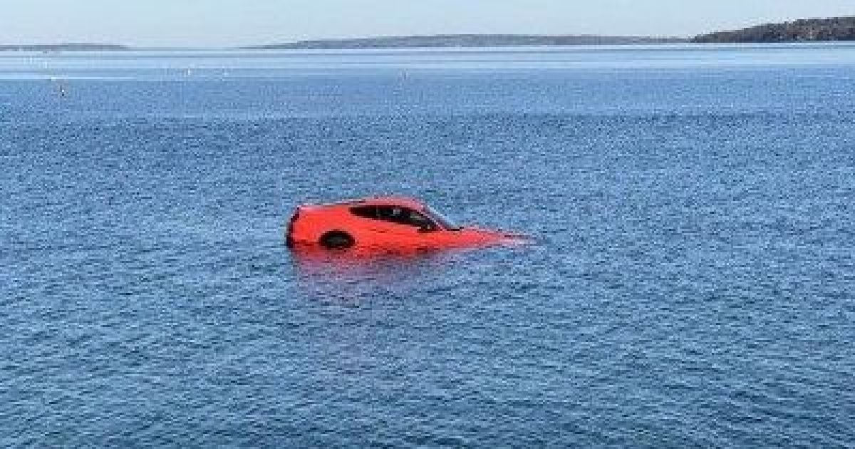 Женщина на угнанной машине чуть не утонула в океане / Фото: Эрни Роббинс