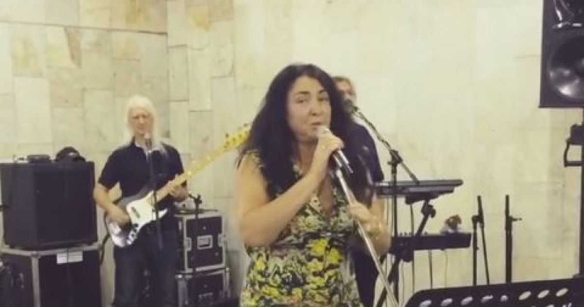Ненакрашенная Лолита спела в московском метро