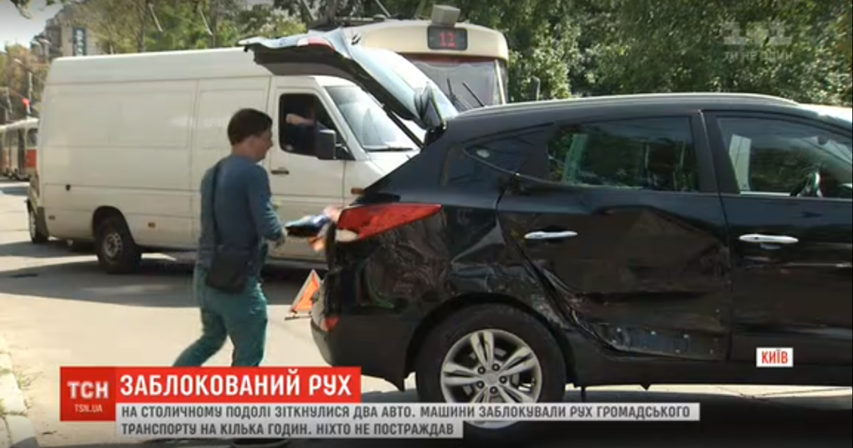 На столичному Подолі сталася ДТП: один автомобіль відкинуло на зупинку громадського транспорту