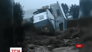 У Чилі під час повені змило до річки цілий будинок