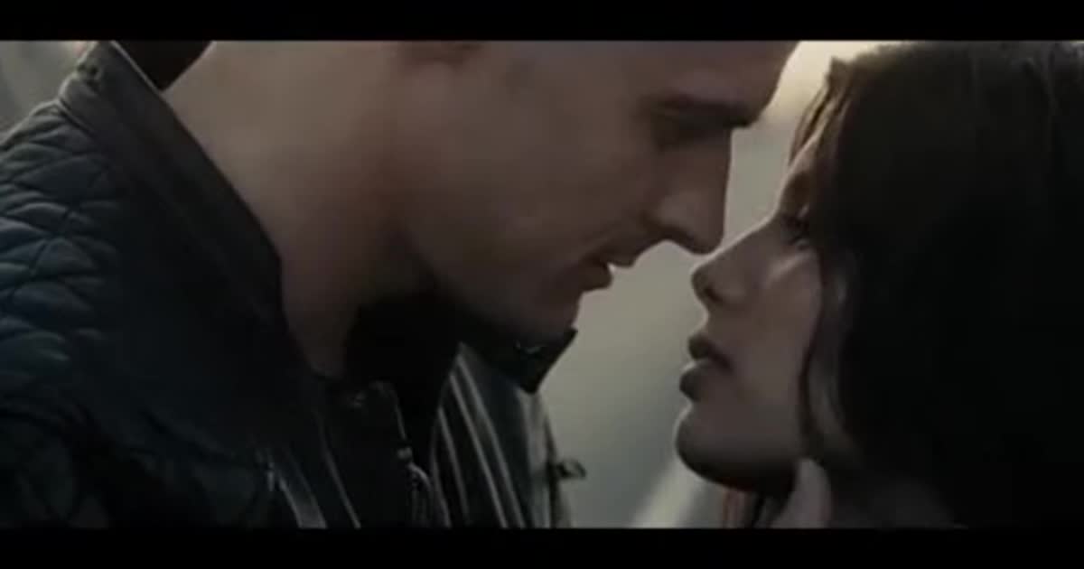 "Гангстерша" Michelle Andrade зацеловала "агента FBI" в новом горячем клипе