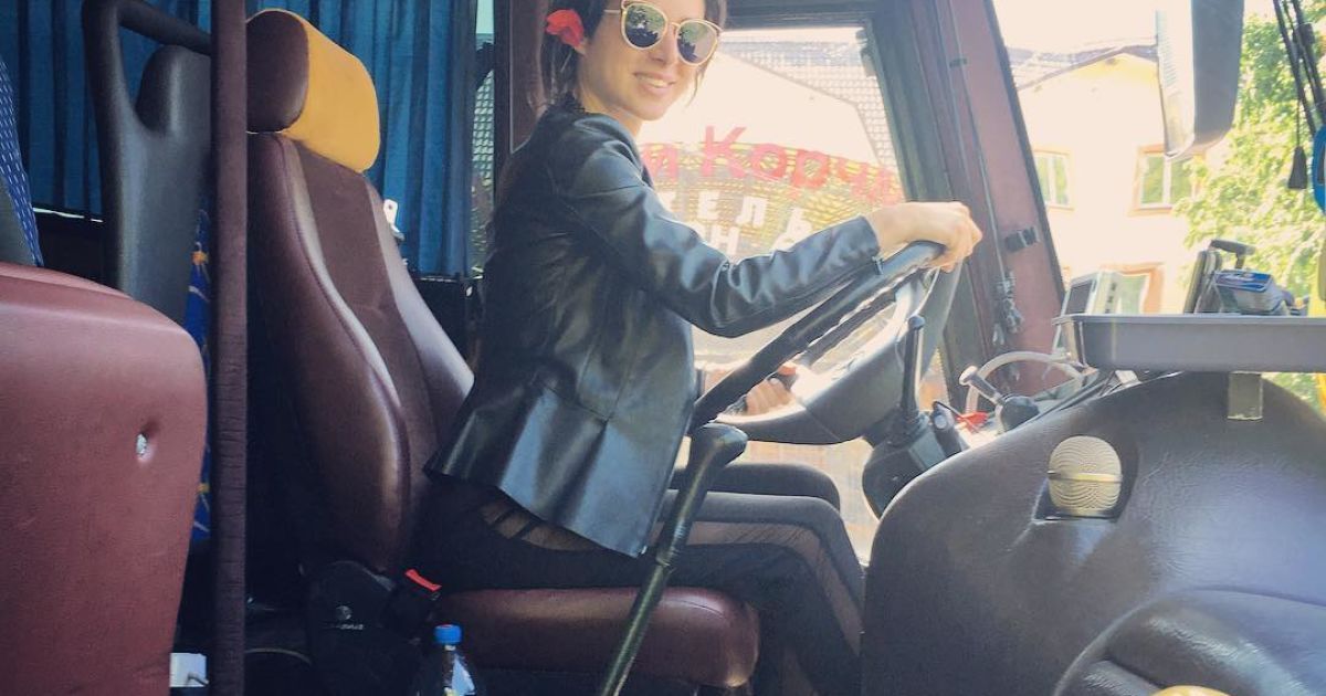 Злата Огневич попробовала себя в роли водителя автобуса