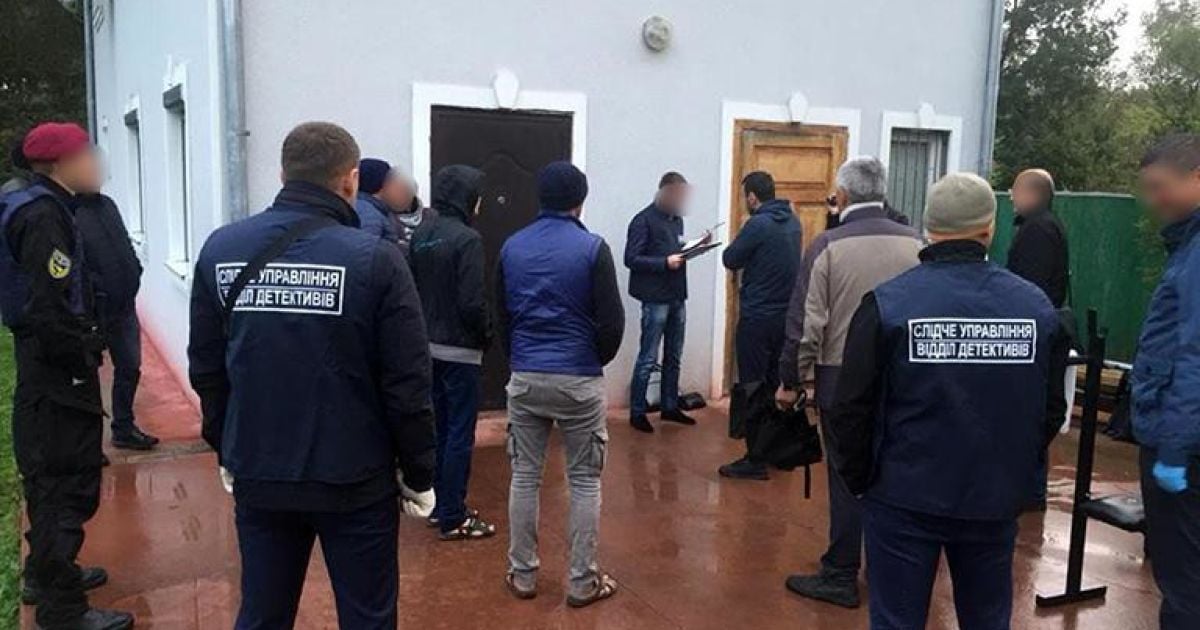 На Прикарпатті викрили банду, яка утримувала в неволі десятки дорослих та трьох дітей