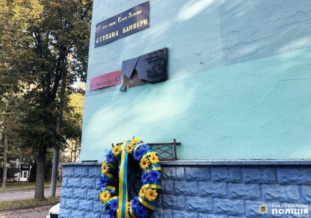 В Ровно мужчина разбил мемориальную доску Бандере / Фото: Национальная полиция Ровенской области