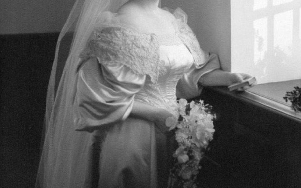 Седьмая невеста добавила кружева на платье в 1982 году. / © Daily Mail
