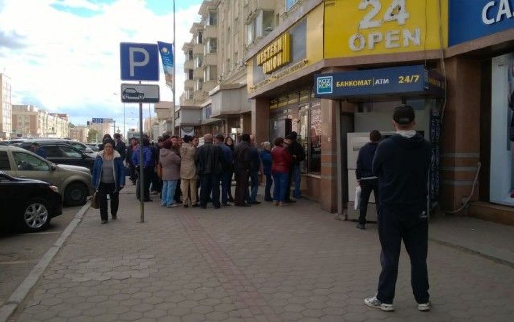 Из-за обвала тенге в Казахстане закрываются валютные обменники / © tengrinews.kz