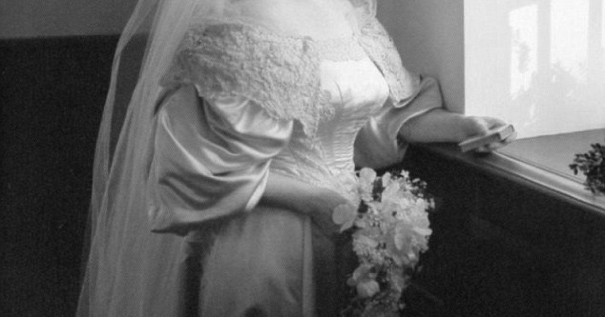Седьмая невеста добавила кружева на платье в 1982 году. / © Daily Mail