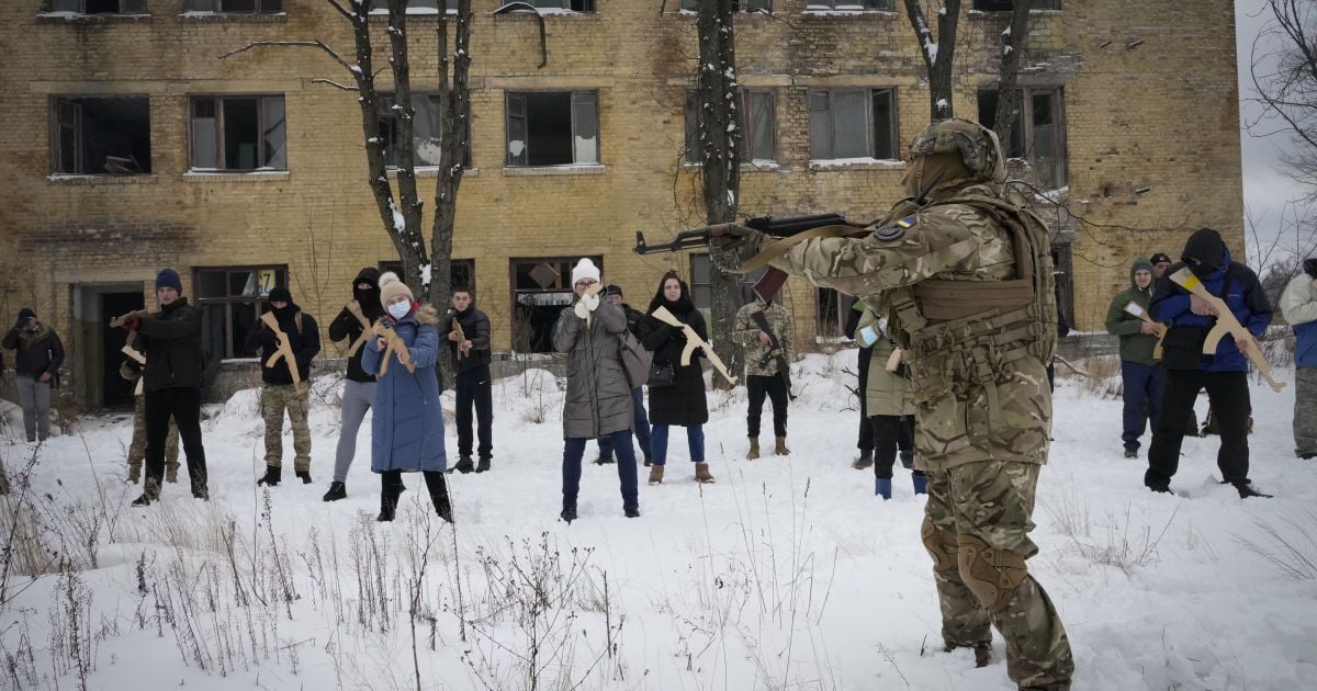 Украинцы массово осваивают навыки выживания во время военных действий