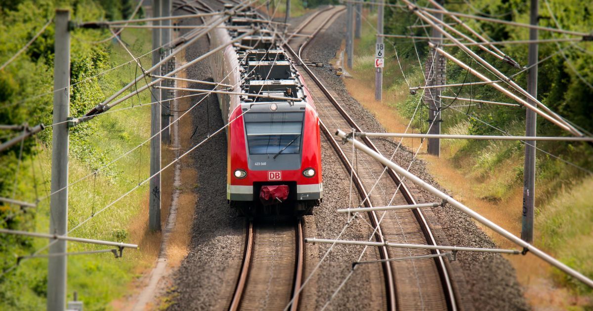 Бельгійський безхатько підпалив електрокабелі і зупинив рух всіх потягів