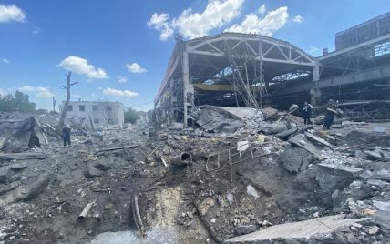Друга ракета в Кременчуці вдарила по заводу: його вщент зруйновано (фото)